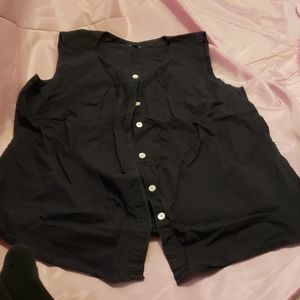 Very nice button up sleeveless top.
